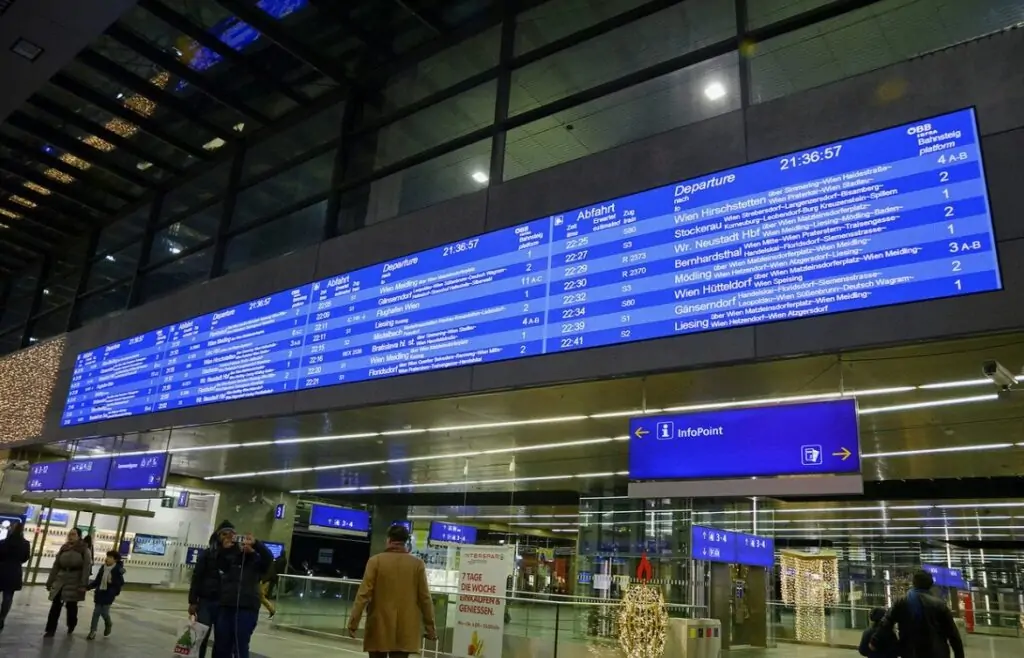 LED advertising screens in transportation hubs