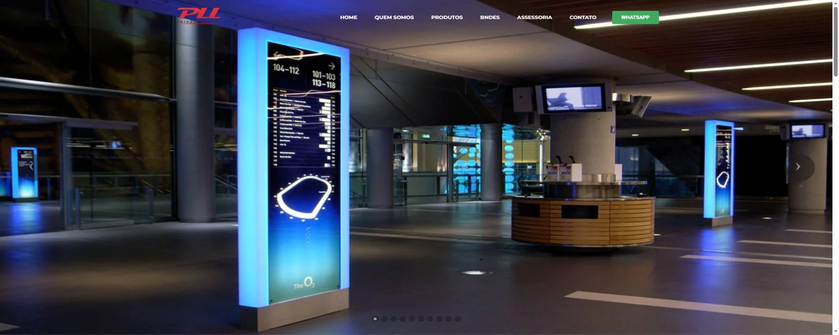 PLL Paineis official homepage showing a real commercial LED display application